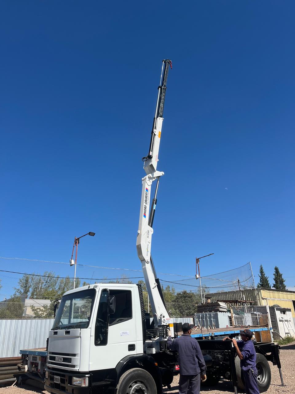 Grúa Iveco 170E22